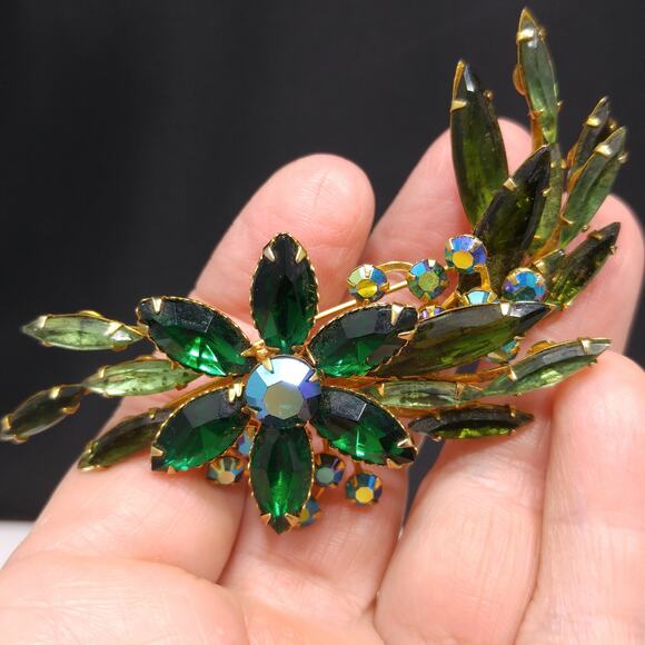 Vintage Green Rhinestone Flower Brooch, Gold Plated - Picture 9 of 10